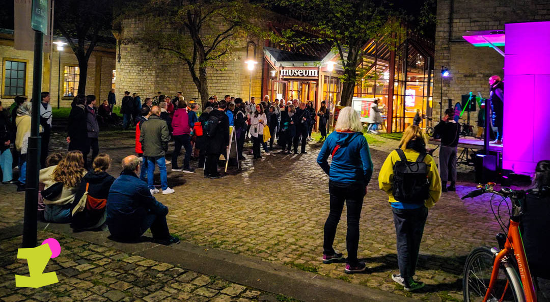 Blick auf die Teilnehmden der Bielefelder Nachtansichten 2024.