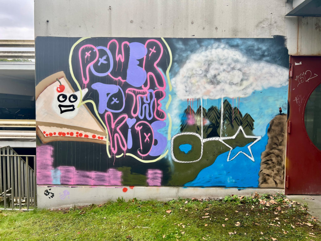 Eine Wand wurde im Rahmen eines Graffiti Workshops bunt bemalt.