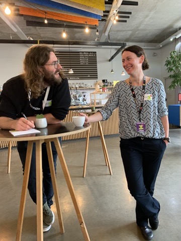 Fachtagung zu Konfliktwahrnehmungen in Deutschland. Titel "Von der Kunst des Miteinander vor Ort - Kommunale Konflikte erkennen, verstehen, bearbeiten". Zu sehen sind Teilnehmende.