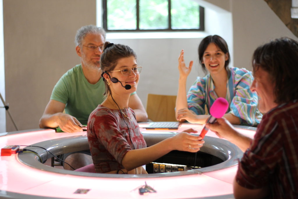 Dialogformat "Talkaoke" in Bielefeld. Eine Person hält ein Mikrofon.