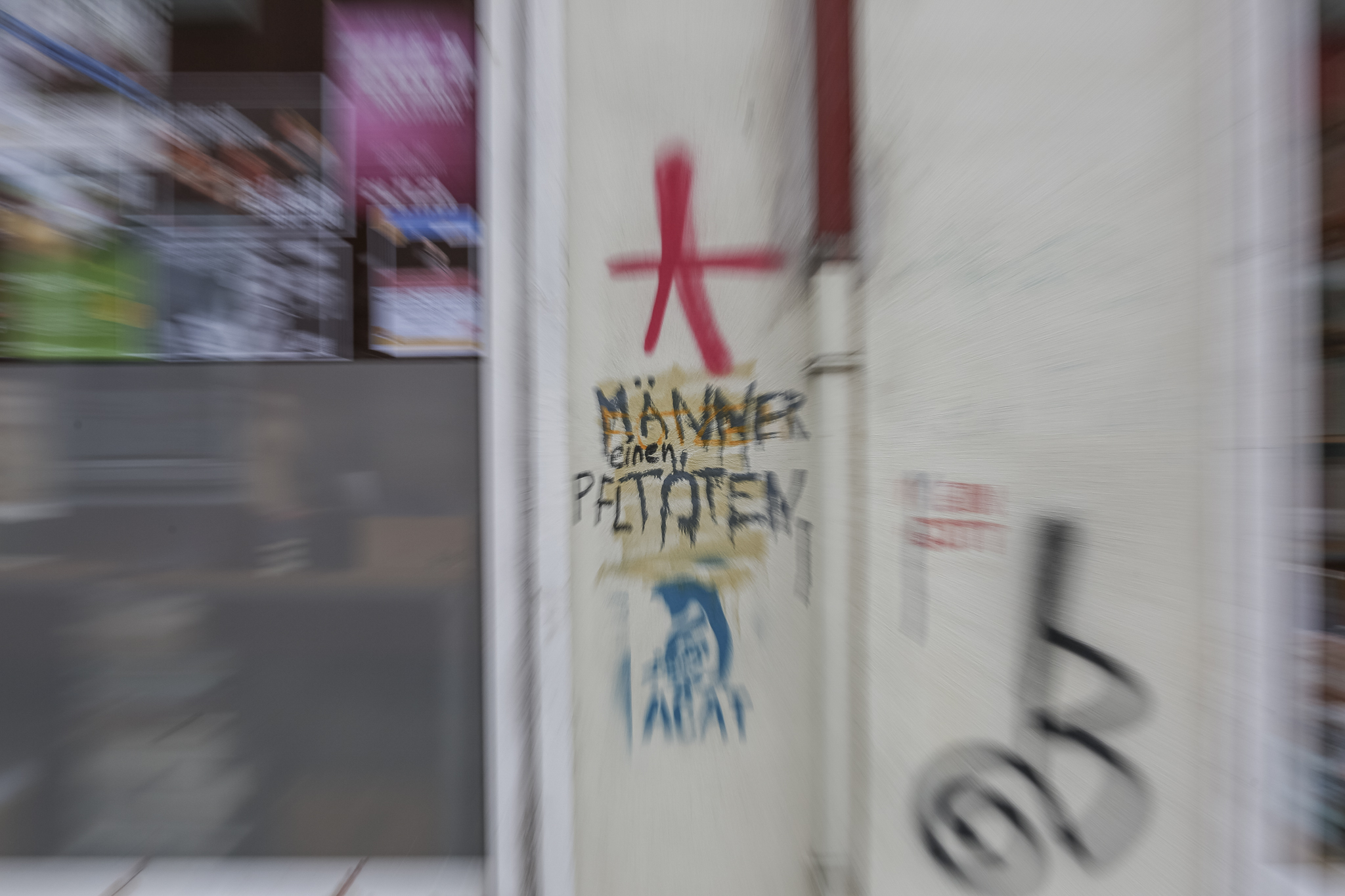 Auf einer Wand steht "Männer einen pfltöten".