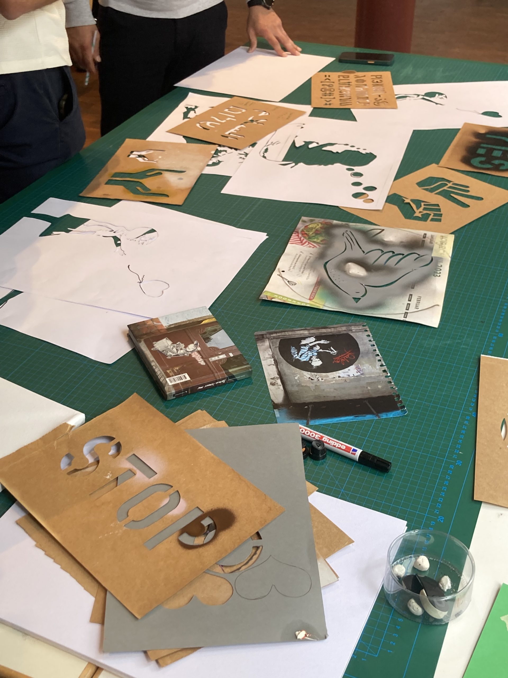 Graffiti Workshop bei dem Stencils zu sehen sind.