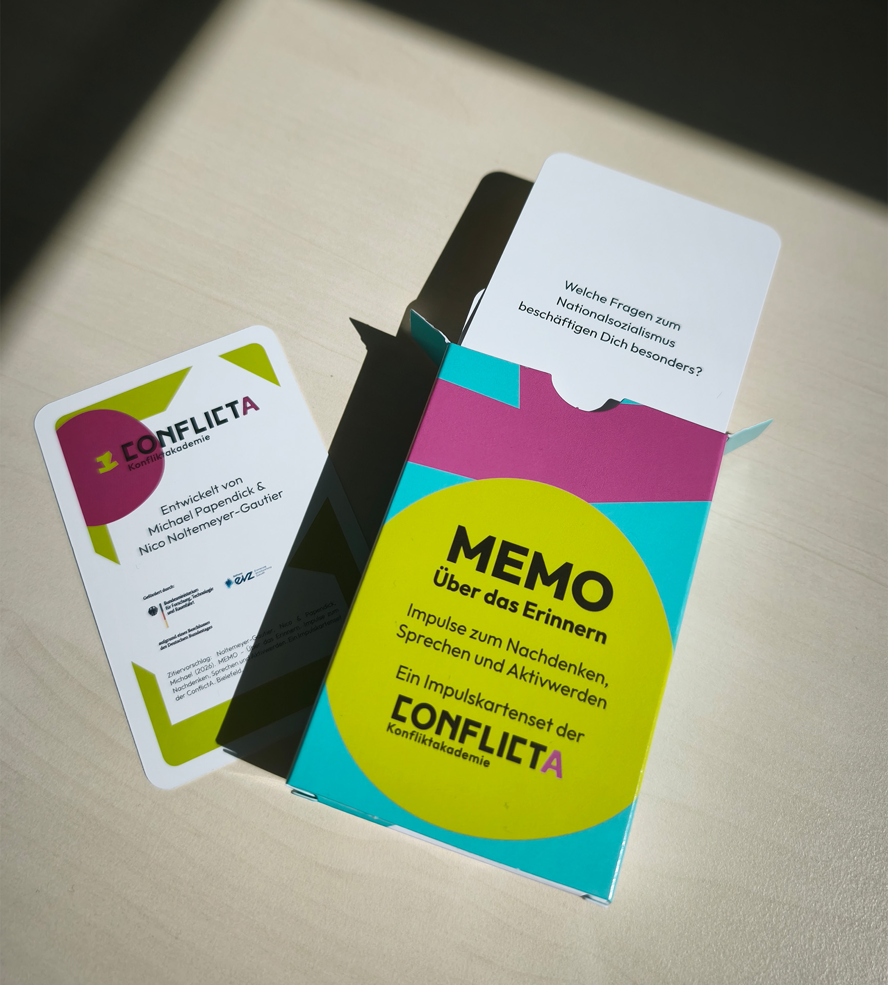 Foto eines MEMO-Impulskartensets auf einem Tisch